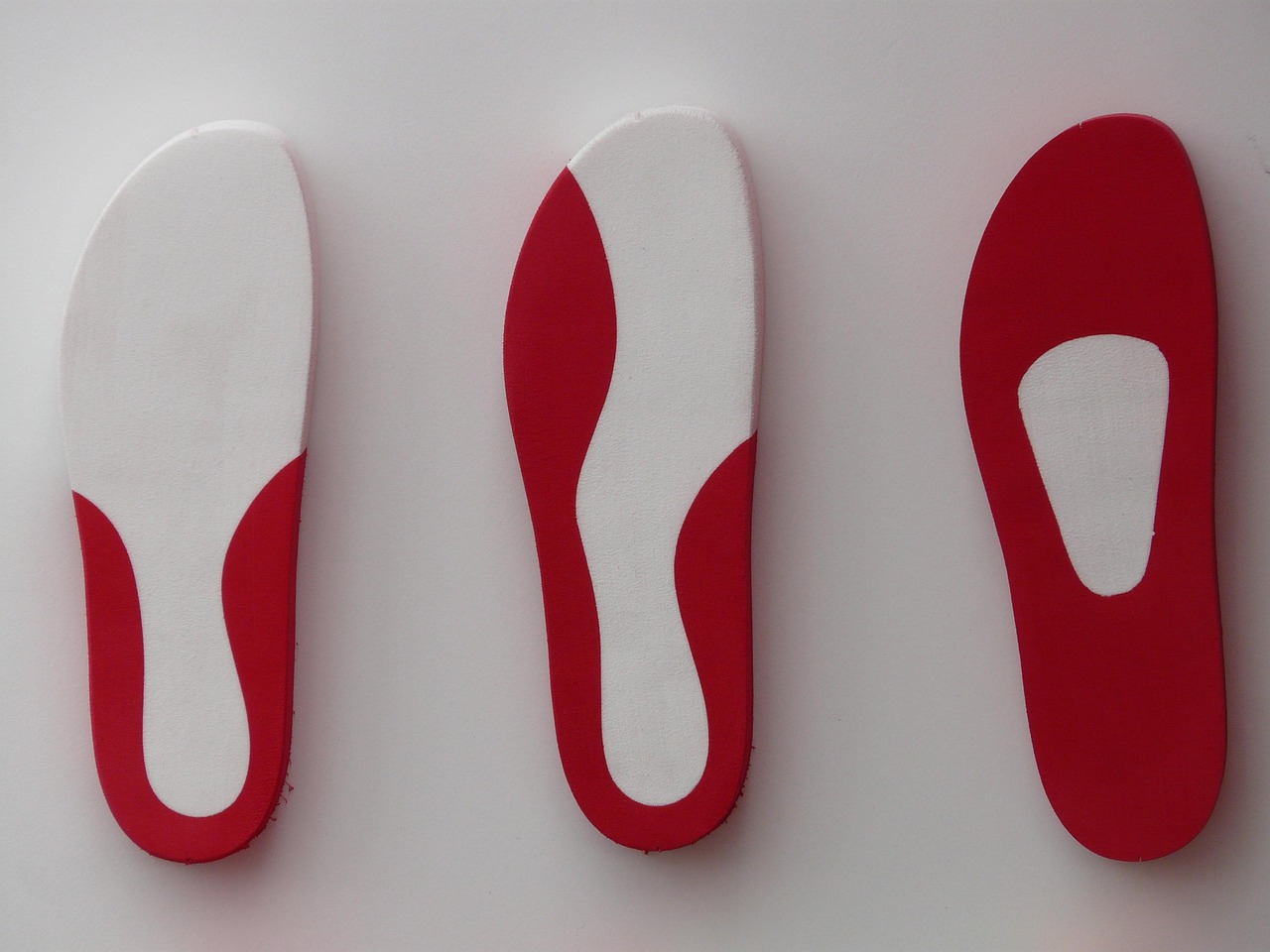 Immagine di diverse solette per scarpe, ideali per alleviare il dolore ai piedi.